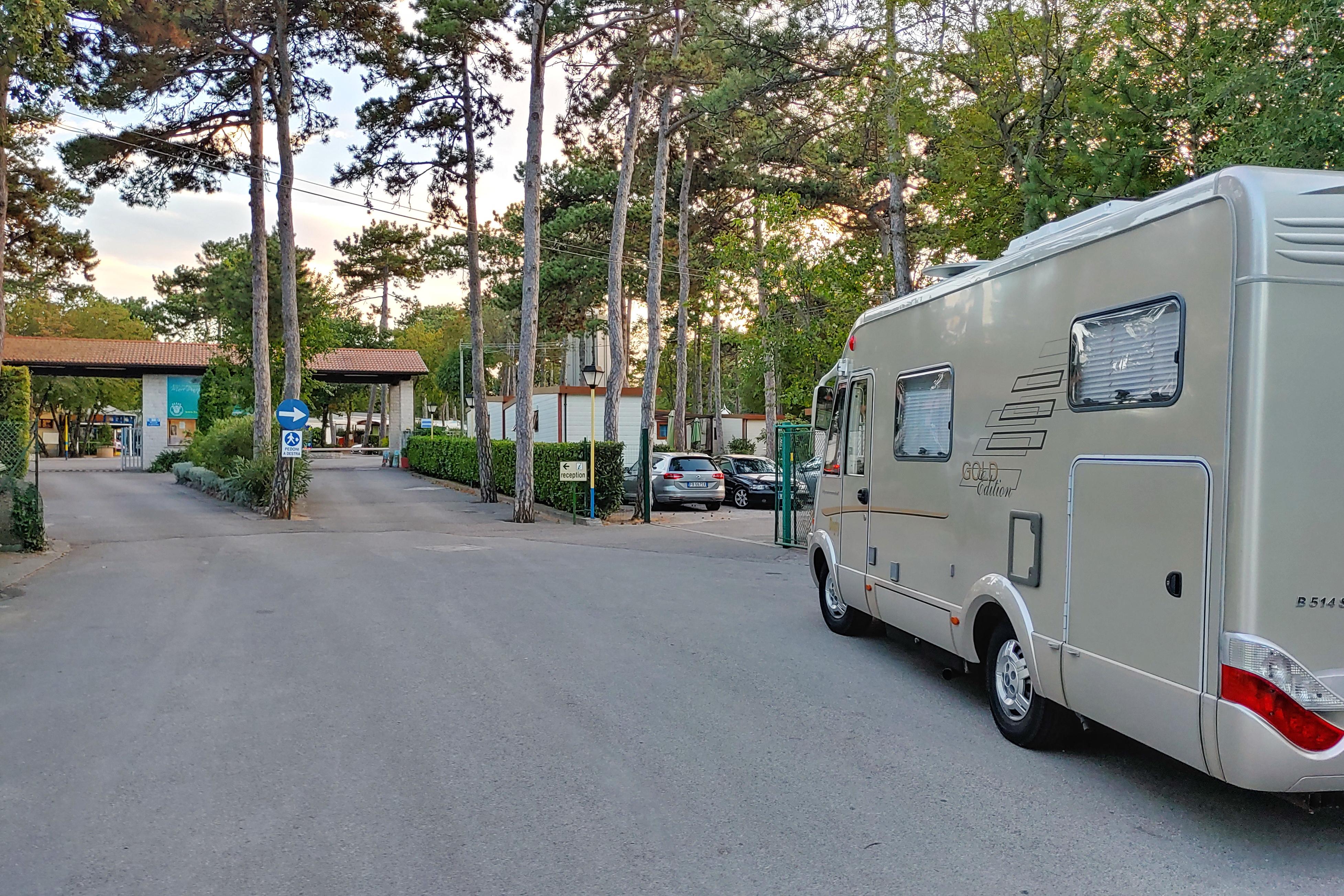 Camping Village Mare Pineta Sistiana Eksteriør billede